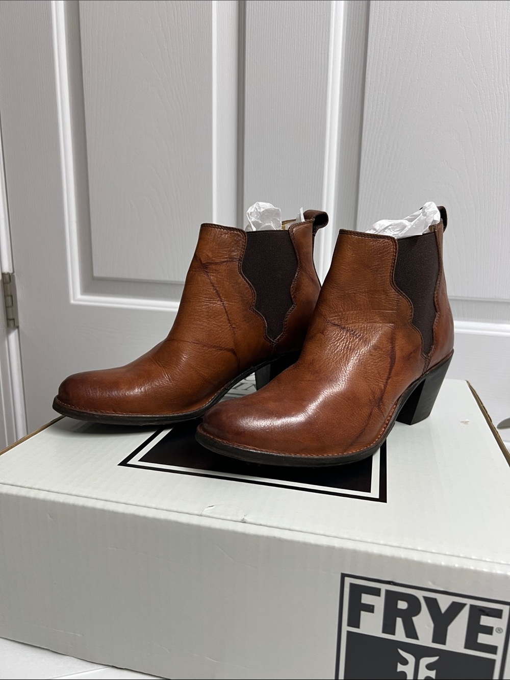 Frye Cognac Leather Ankle Boots Jackie Gore Stitching Horse Saddle 2.5” heel